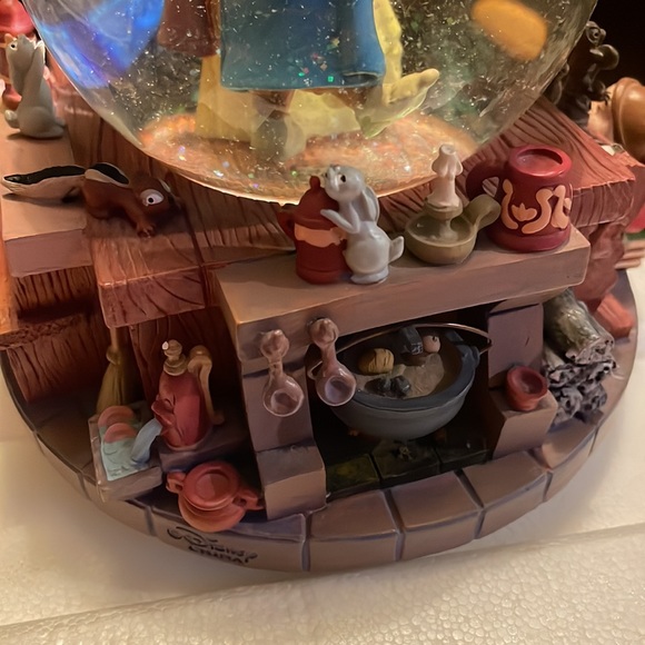 Disney I whistle a happy tune Snow White snow globe - Picture 8 of 12